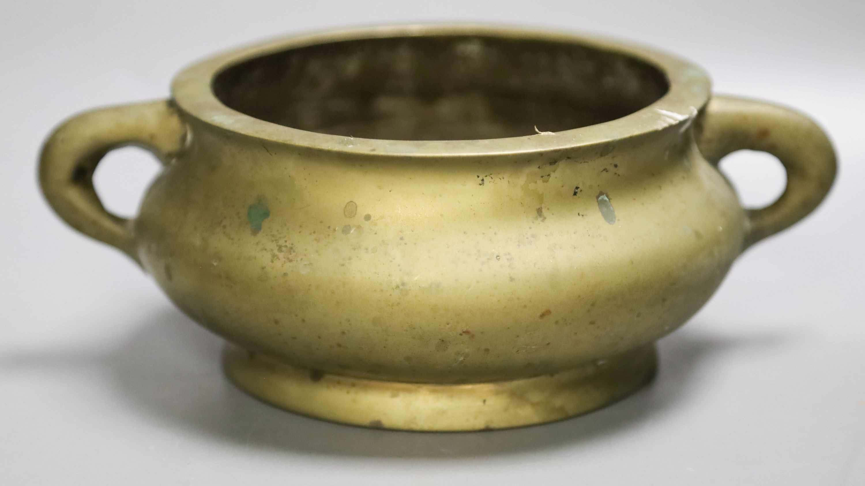 A Chinese bronze gui censer, 21cm